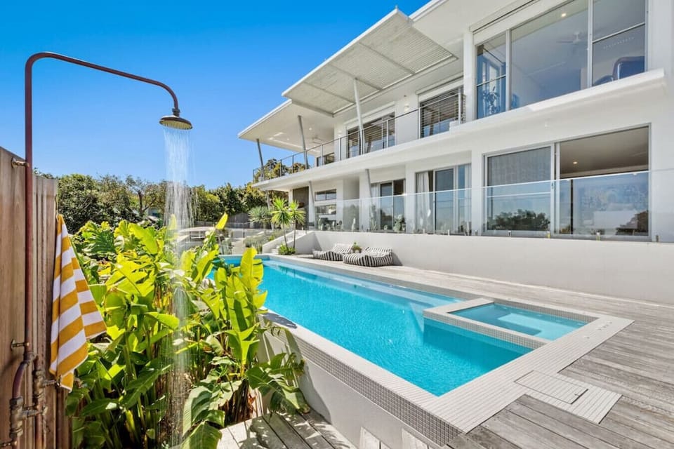 Large pool, spa & outdoor shower