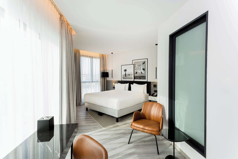 Premium bedding, in-room safe, desk, laptop workspace