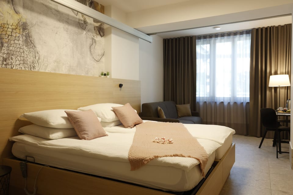 Classic Triple Room | Desk, WiFi (free), individually decorated, individually furnished
