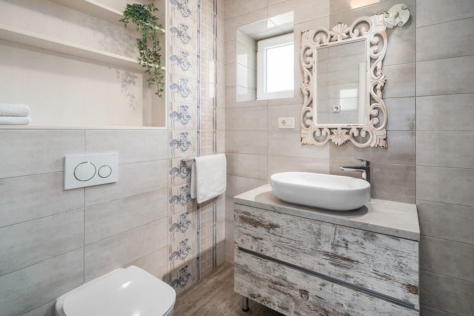 En-suite bathroom with shower, towels are provided
