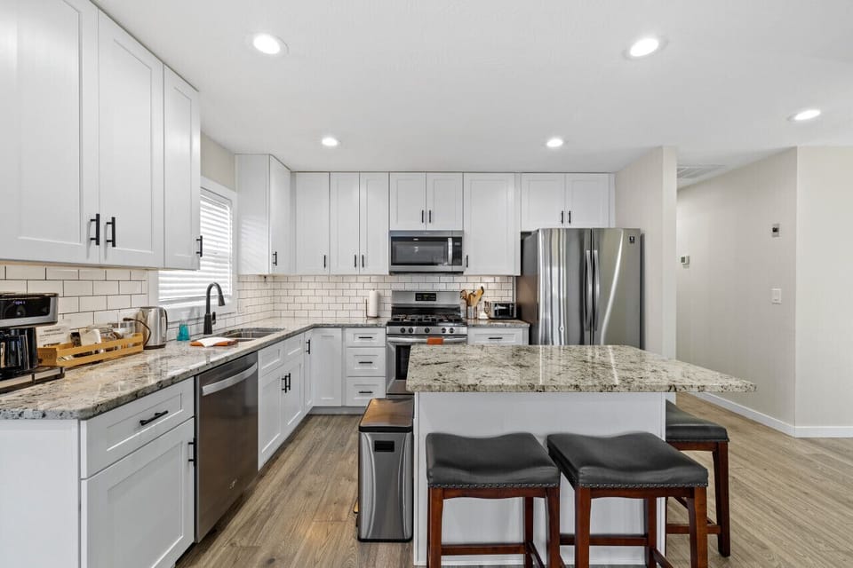 Fully equipped and clean kitchen