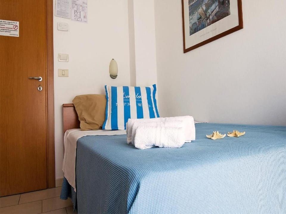 Basic Single Room | In-room safe, soundproofing, iron/ironing board, WiFi (free)