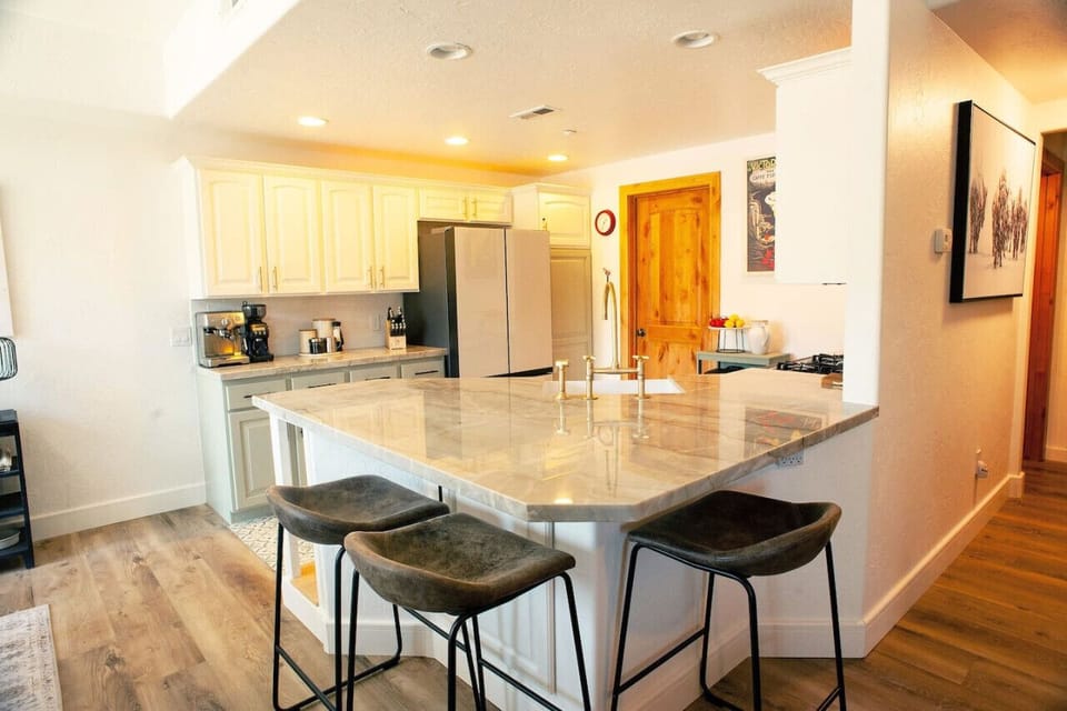 Spacious new entertaining kitchen and bar seating