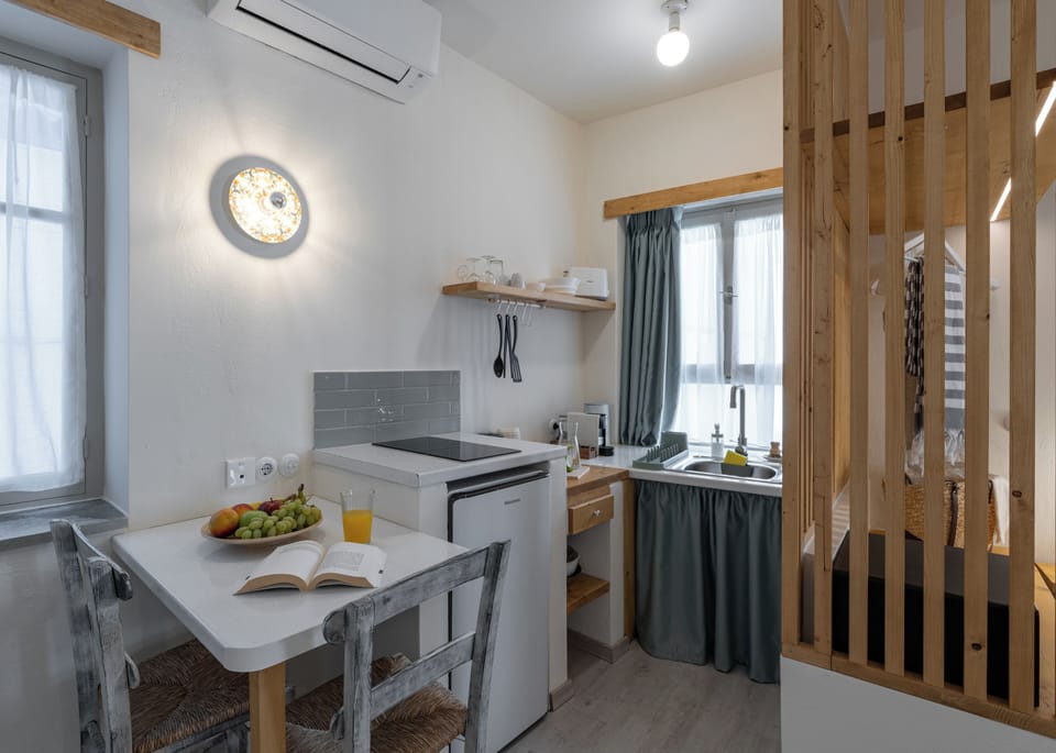 Deluxe Studio, Balcony, City View | Private kitchen | Mini-fridge, stovetop, espresso maker, electric kettle