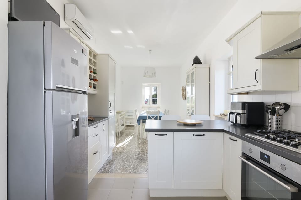 Classic Villa | Private kitchen | Full-size fridge, microwave, oven, stovetop