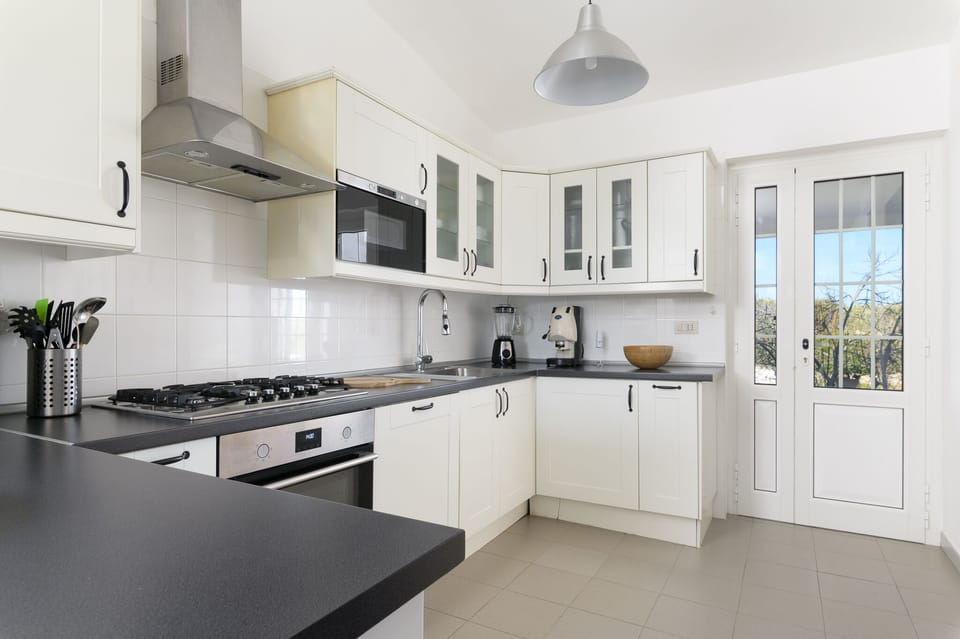 Classic Villa | Private kitchen | Full-size fridge, microwave, oven, stovetop