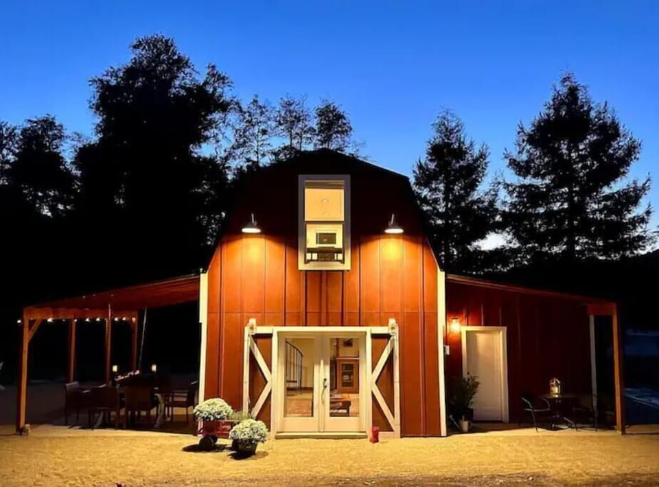 A brand new barn that sleeps 6.