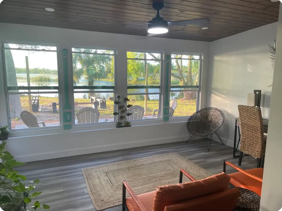 Cozy Florida room & work station with fast speed internet.