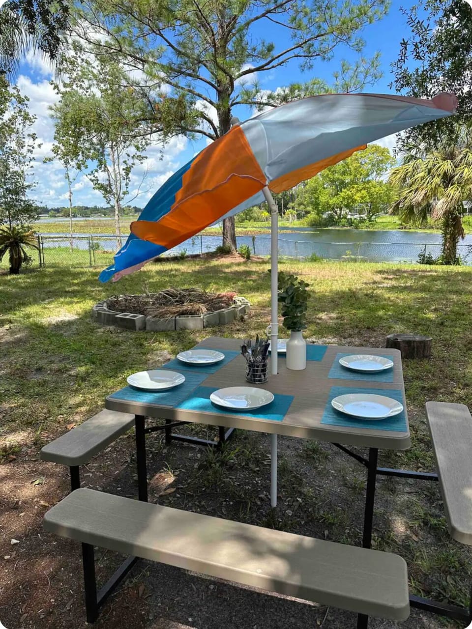 Picnic mood ? Done outside and enjoy the nice breeze & lake view! 