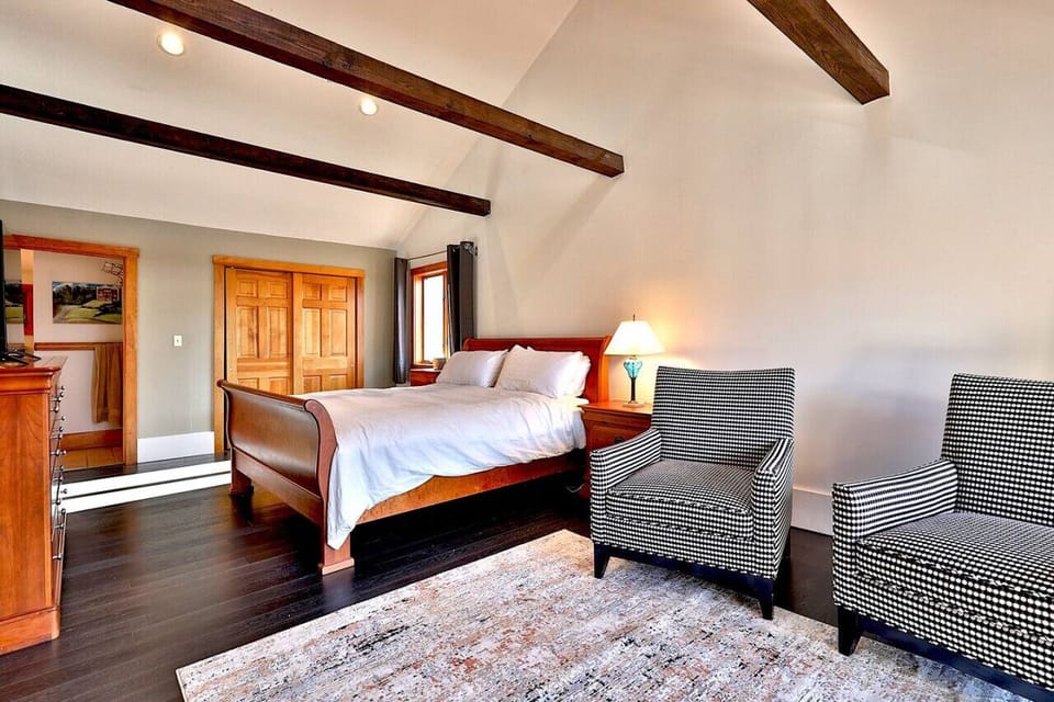 Welcome to your cozy retreat - our en suite king bedroom is a sanctuary of comfort and tranquility. From plush bedding to soft ambient lighting, every detail is designed to envelop you in serenity and ensure a restful night`s sleep.