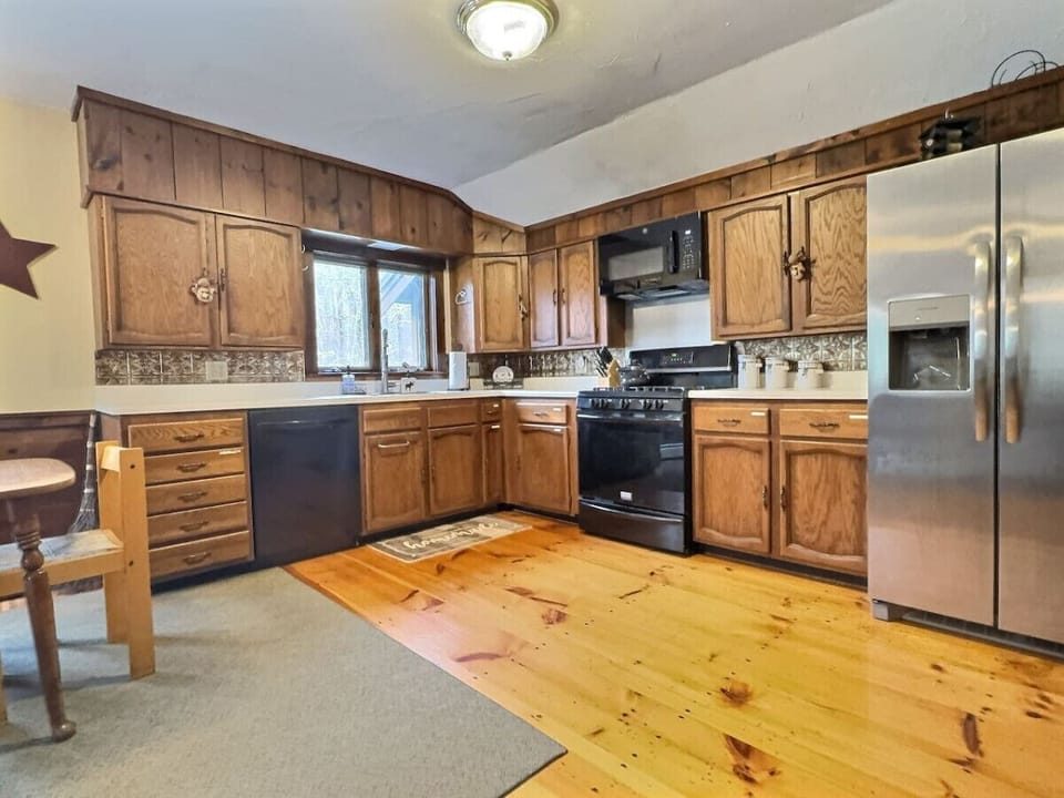 Experience culinary bliss in our expansive kitchen and dining space.