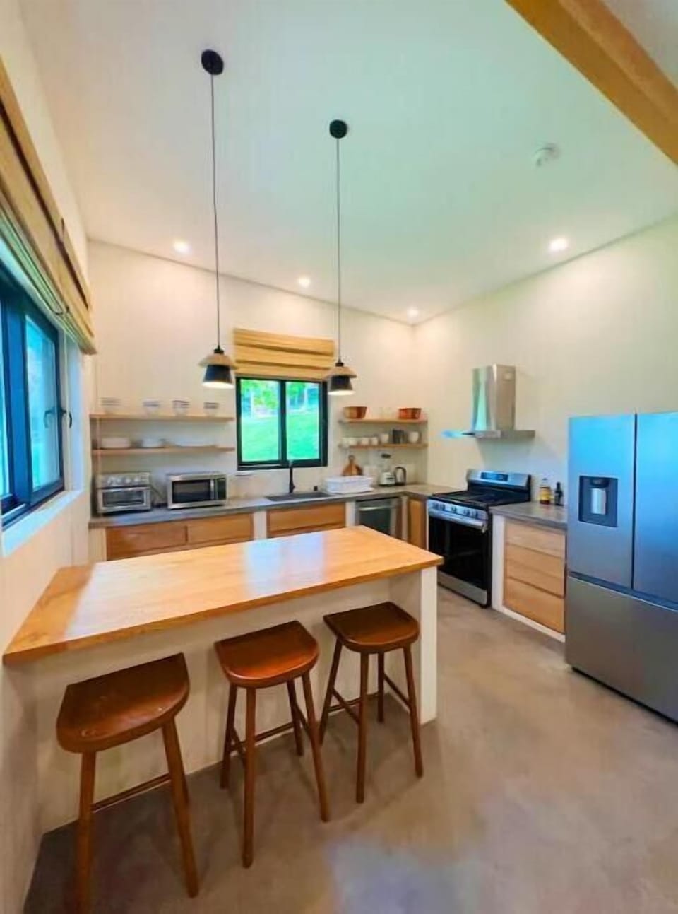 Fully equipped kitchen and breakfast bar. 