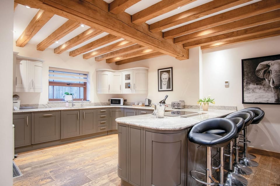 Oak Lodge - Hot Tub - Pen Y Cae Inn (4609)