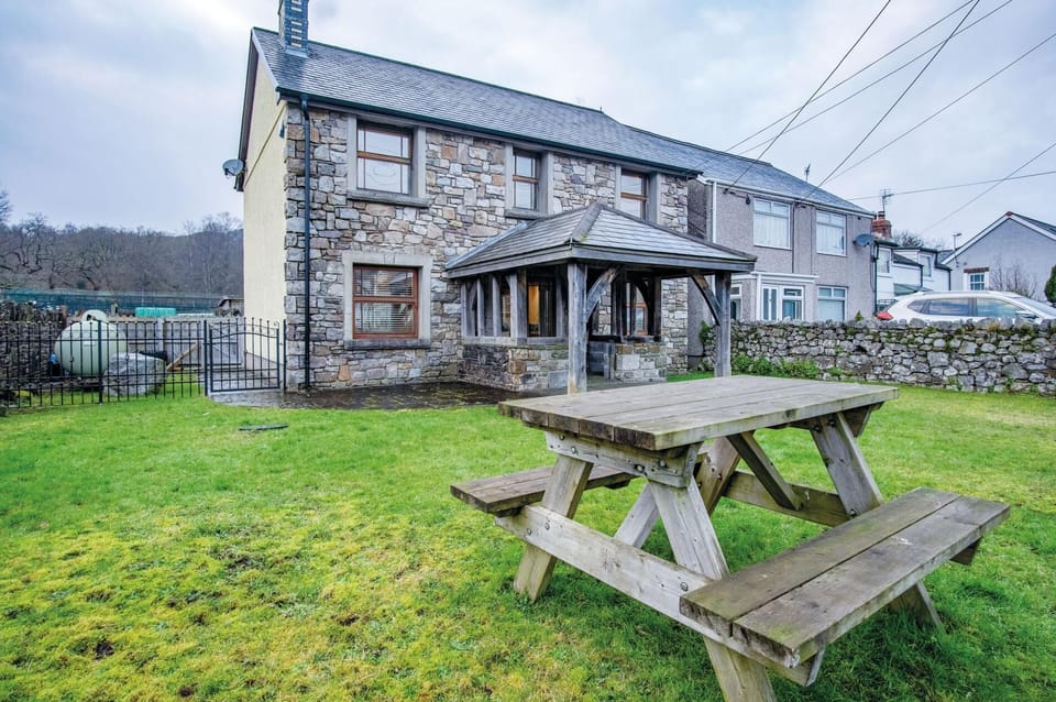 Oak Lodge - Hot Tub - Pen Y Cae Inn (4556)