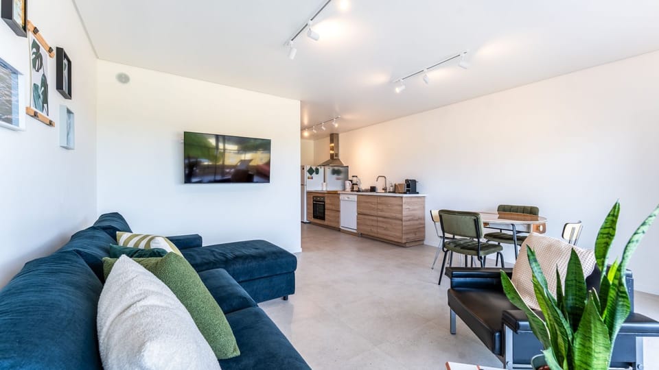 Drift off to sleep in this comfortable bedroom featuring a queen-sized bed, ensuring a restful night's sleep.
#Bedroom #ComfortableStay #LovelyStay