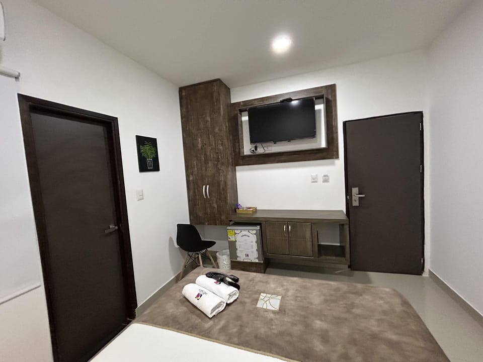 Business Double Room | Down comforters, minibar, desk, iron/ironing board (on request)