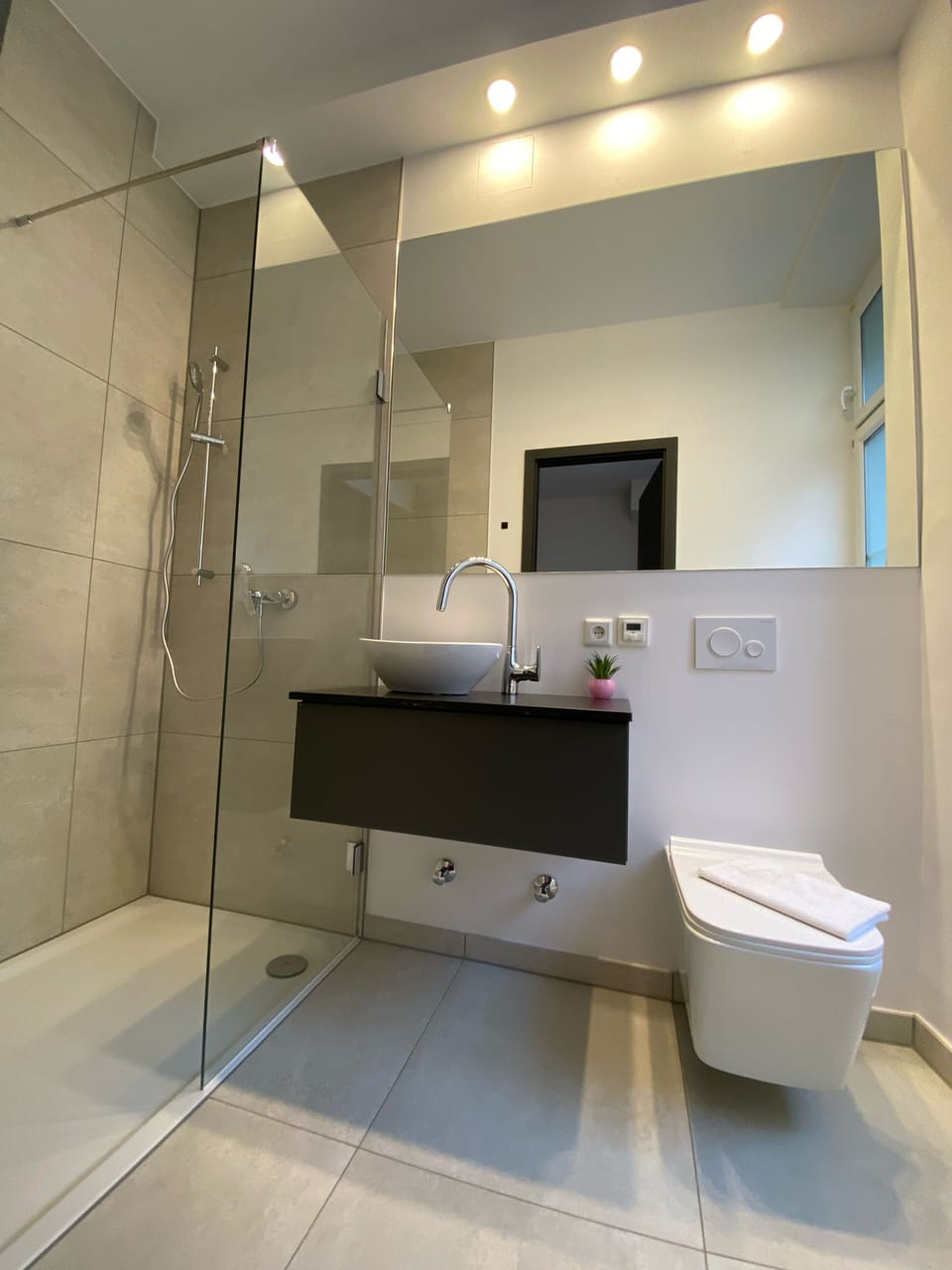 Standard Double Room | Bathroom | Free toiletries