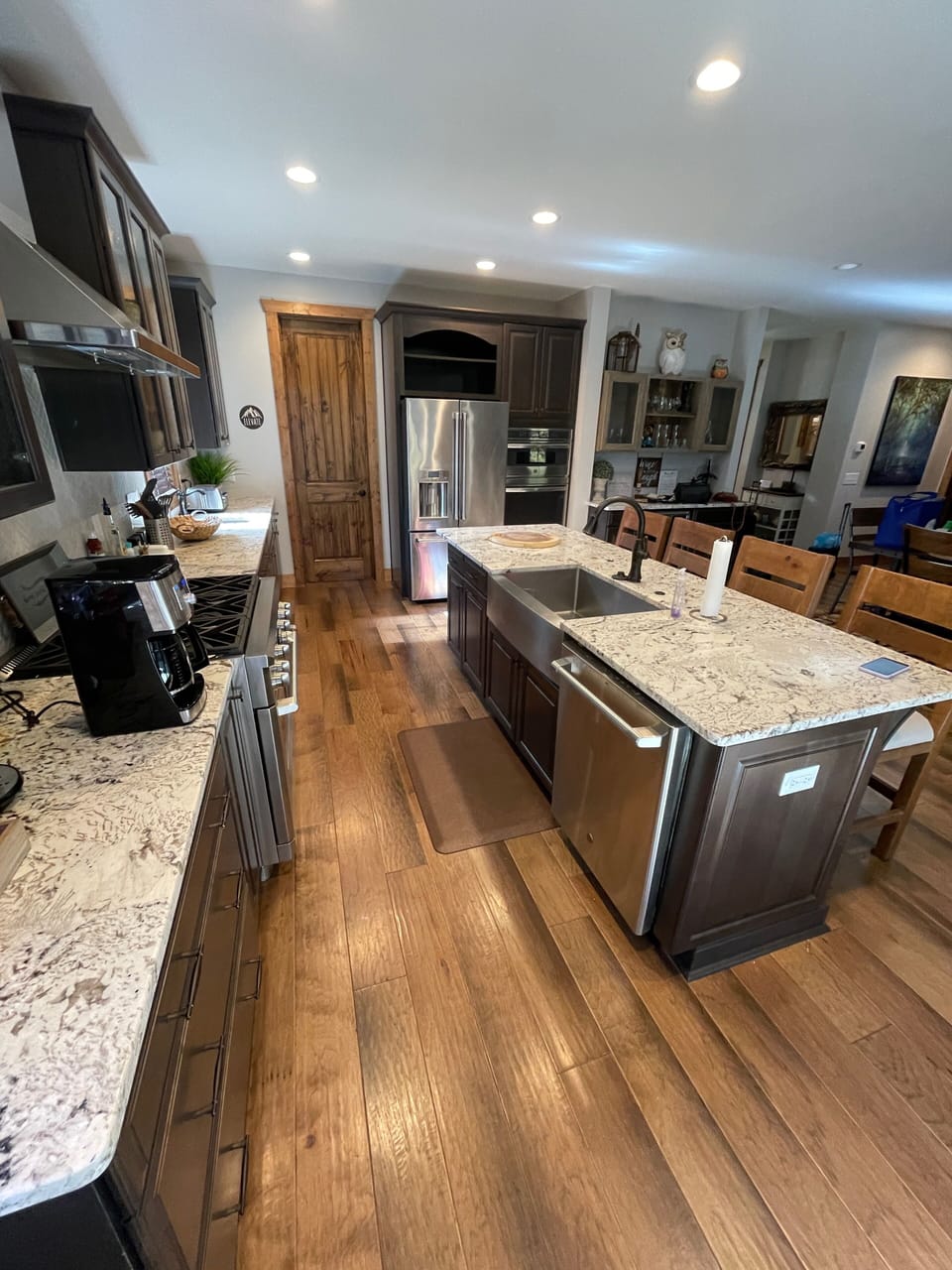 Kitchen (two stoves, three sinks, microwave, wide refrigerator, wine bar)