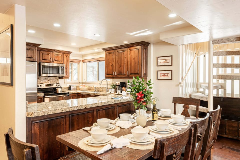 Dining Area with Seating for Up to 8