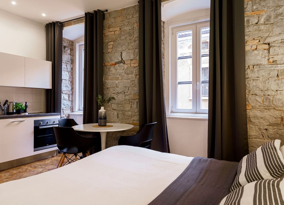 Comfort Room | In-room dining