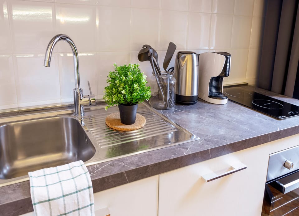 Comfort Room | Private kitchen | Mini-fridge, coffee/tea maker, electric kettle, cookware/dishes/utensils
