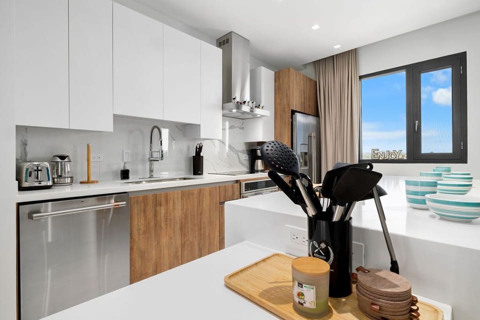 Get inspired by this stunning kitchen design, where contemporary white cabinets meet the natural beauty of a wooden cutting board!