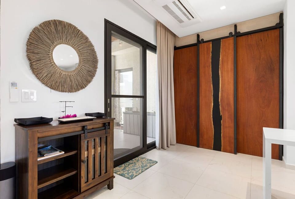 Feeling rustic vibes in this wooden door and mirror combo!