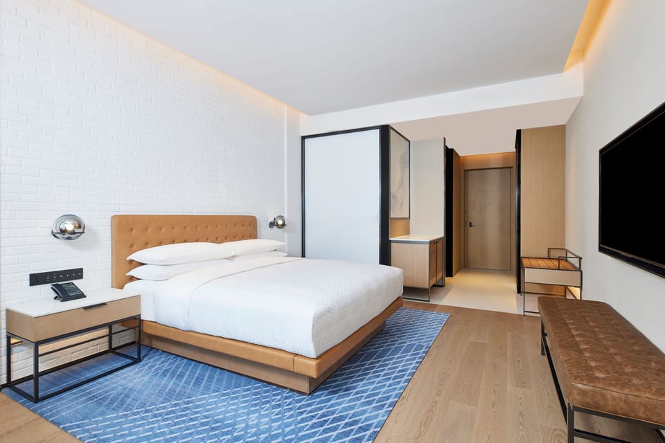 Premier Room, 1 King Bed, City View | Iron/ironing board