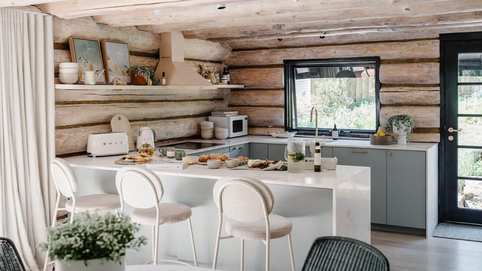 Kitchen and breakfast bar