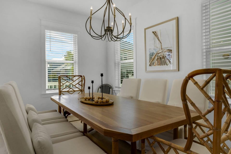 Large dining area with seating for 11 (including kitchen islands)