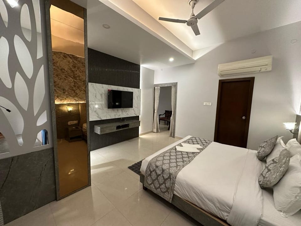 Suite Room | Egyptian cotton sheets, premium bedding, down comforters