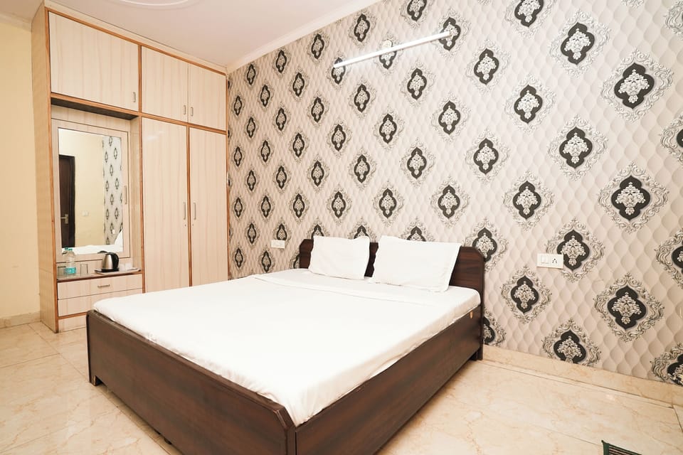 Deluxe Double Room | Desk, iron/ironing board, free WiFi, bed sheets