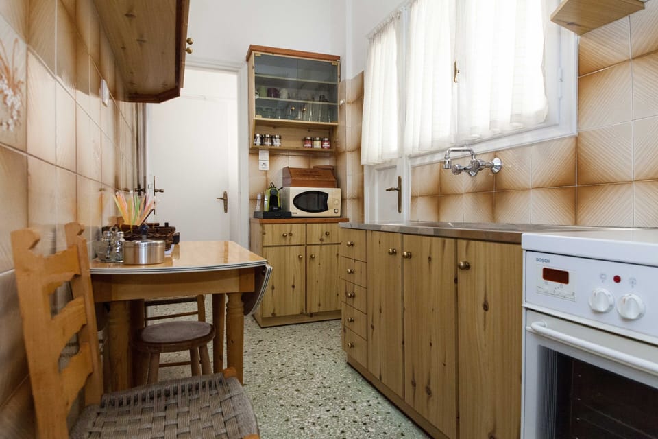 Apartment | Private kitchen | Full-size fridge, microwave, oven, electric kettle