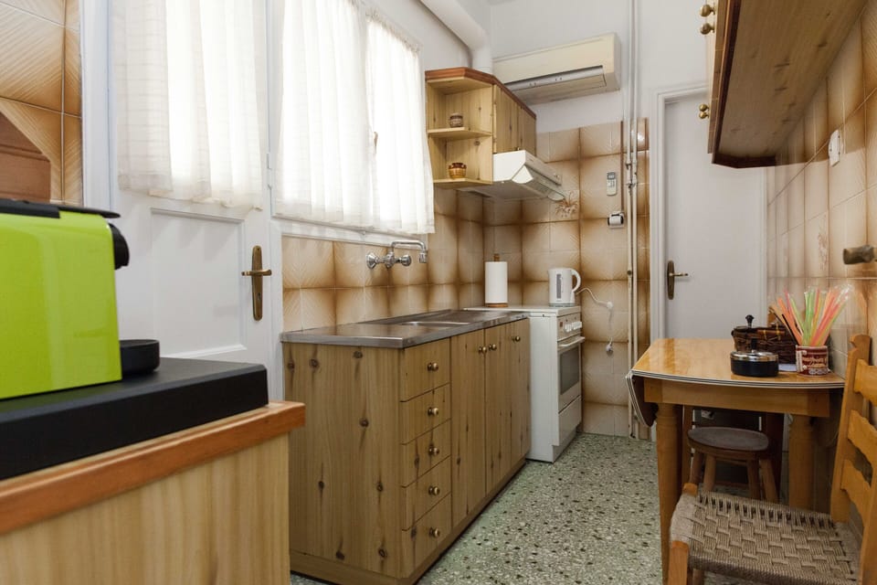 Apartment | Private kitchen | Full-size fridge, microwave, oven, electric kettle