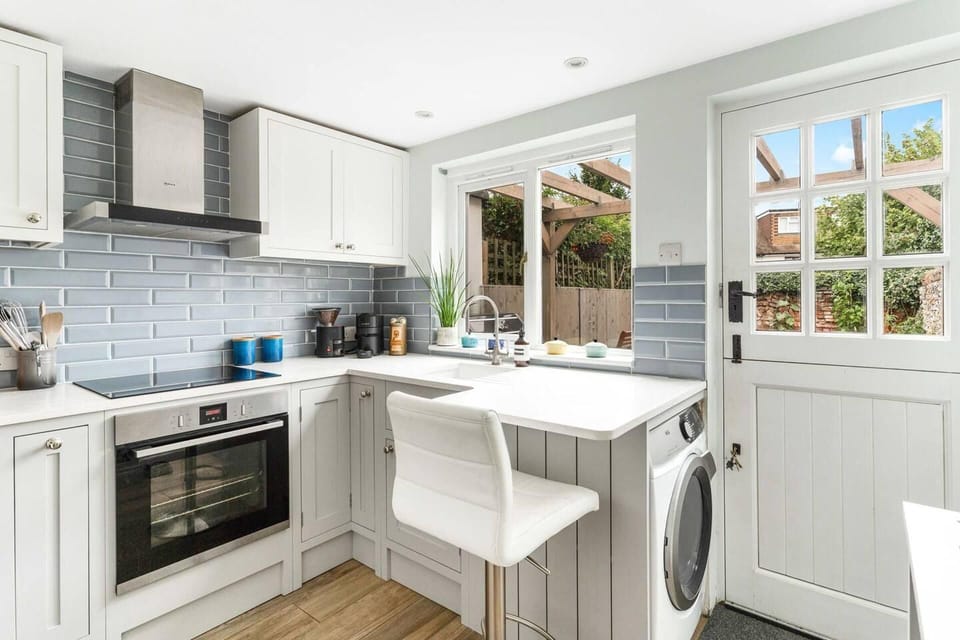 Cottage | Private kitchen | Fridge, microwave, oven, stovetop