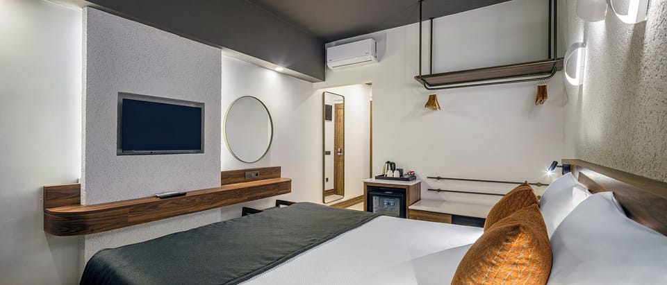 Deluxe Room | Minibar, desk, soundproofing, free WiFi
