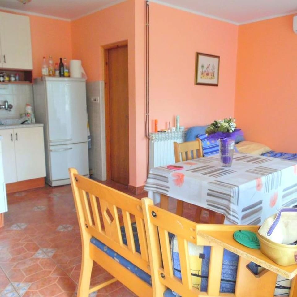 Apartment, 1 Bedroom, Balcony, Garden View | Dining