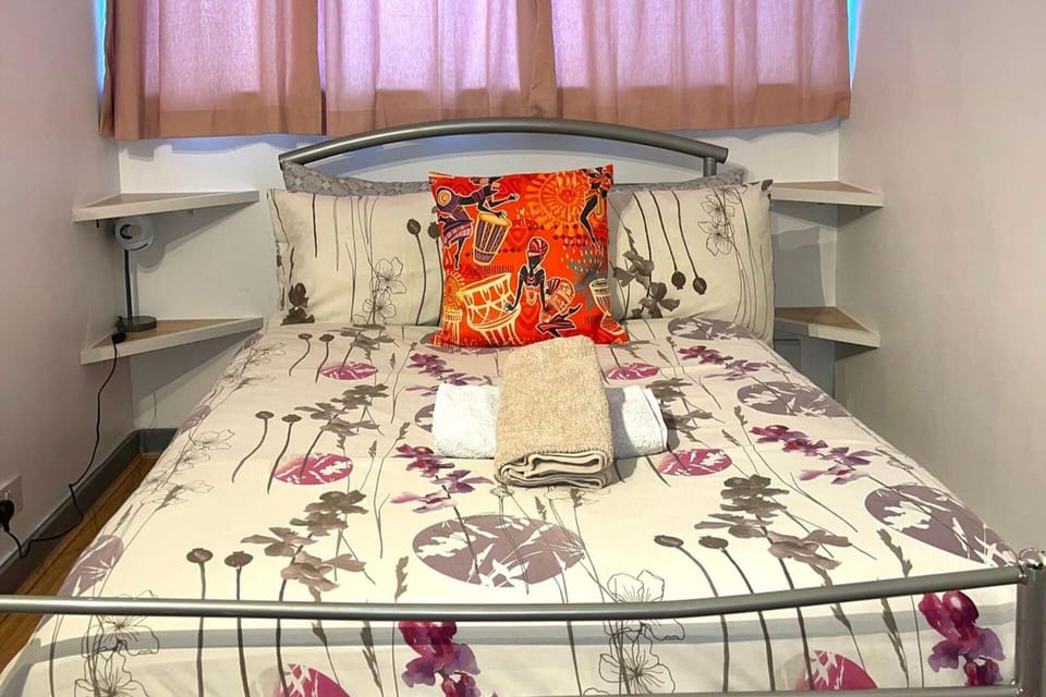 6 bedrooms, iron/ironing board, free WiFi, bed sheets