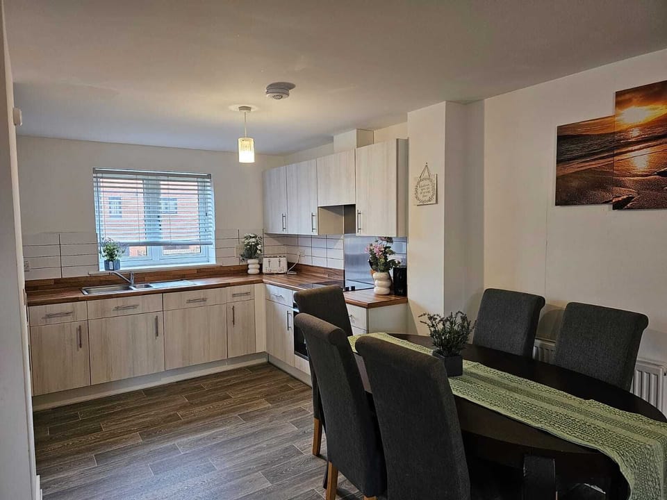 House | Private kitchen | Fridge, microwave, oven, stovetop