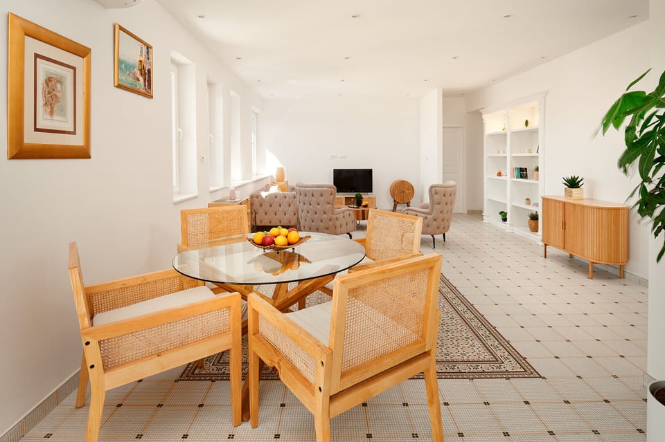 Apartment | Living area | 110-cm flat-screen TV with cable channels