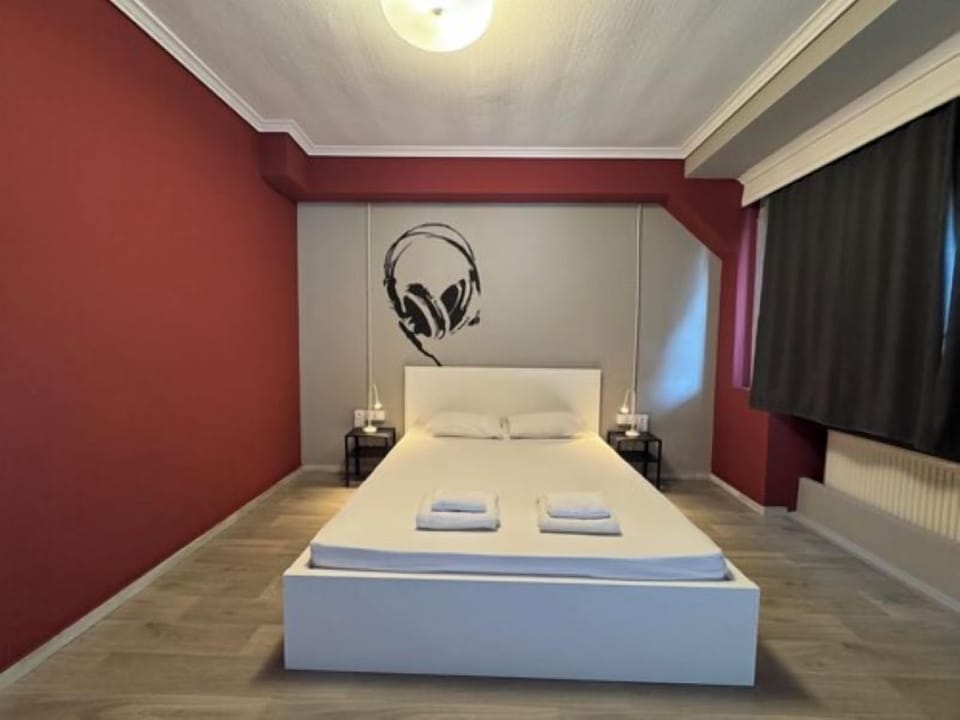 Superior Double Room, Non Smoking, Partial Sea View | Individually decorated, desk, soundproofing, free WiFi