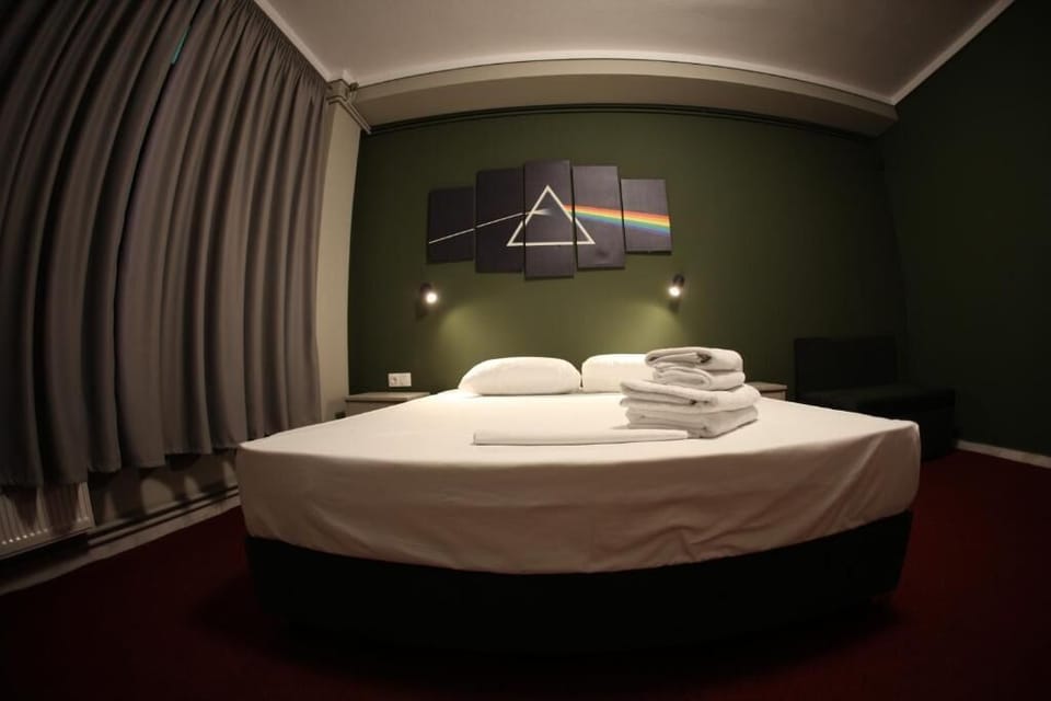 Individually decorated, desk, soundproofing, free WiFi