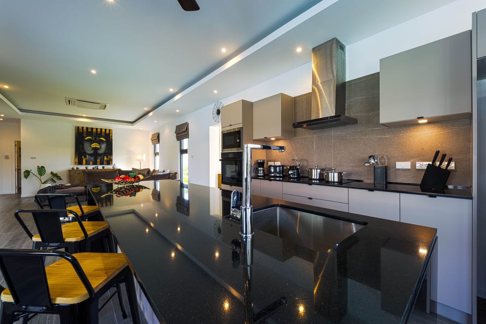 Full-size fridge, microwave, oven, stovetop