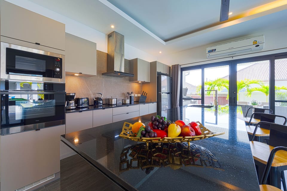 Full-size fridge, microwave, oven, stovetop