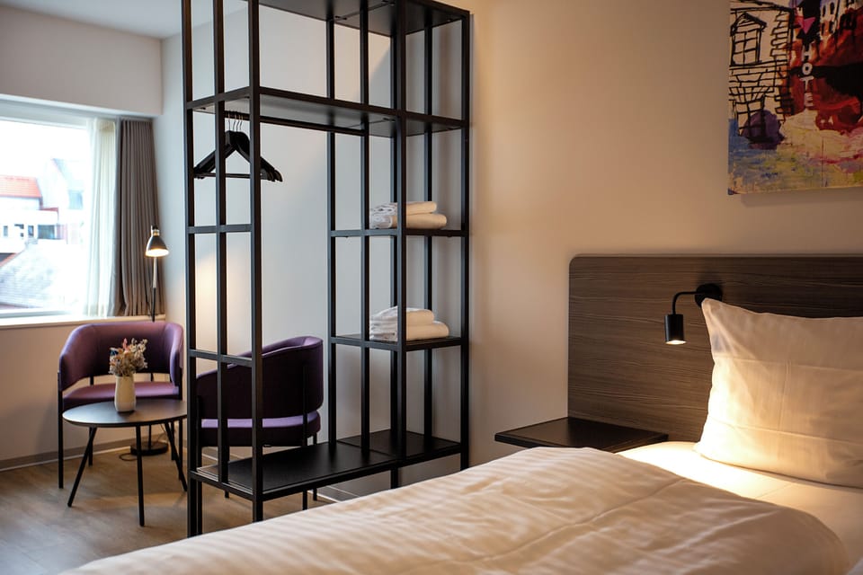 Studio, 1 Queen Bed | Living area | 40-inch TV with digital channels