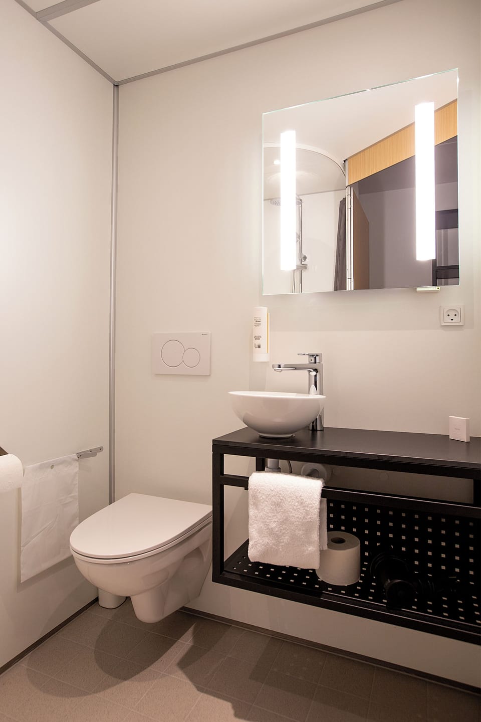 Double Plus Large | Bathroom | Shower, hair dryer, towels, soap