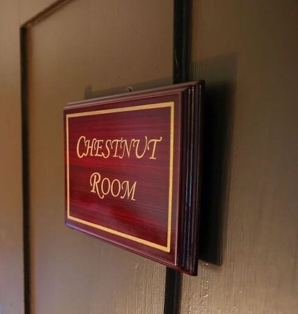 Chestnut Room - 2nd Floor with Queen Bed, SmartTV & Lake View