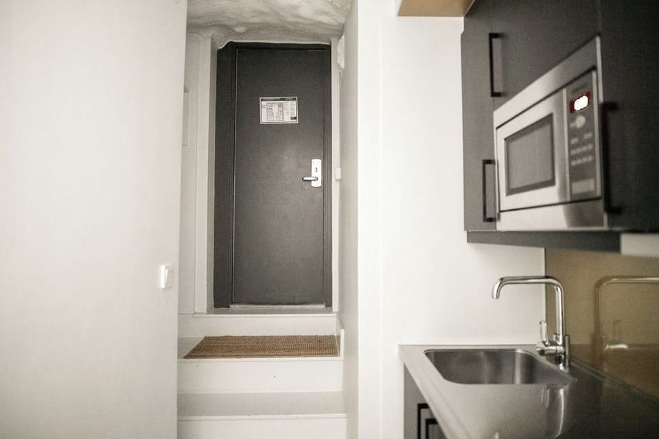 Single Studio | Private kitchen | Microwave, coffee/tea maker, electric kettle
