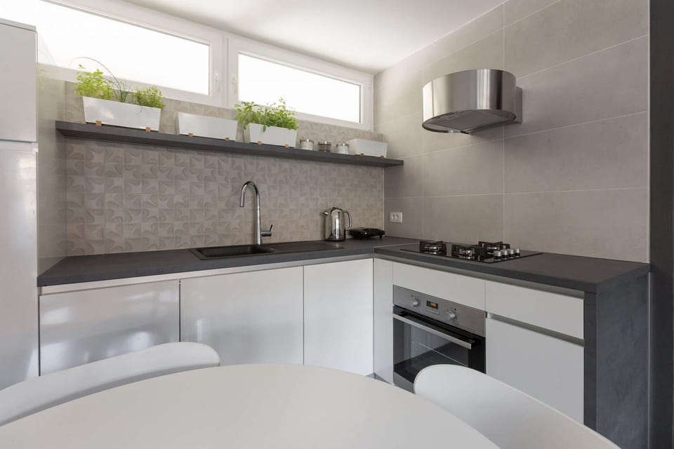 Fully equipped kitchen. Fridge, stove, oven microwave oven (hidden above the fridge), toaster, kettle...