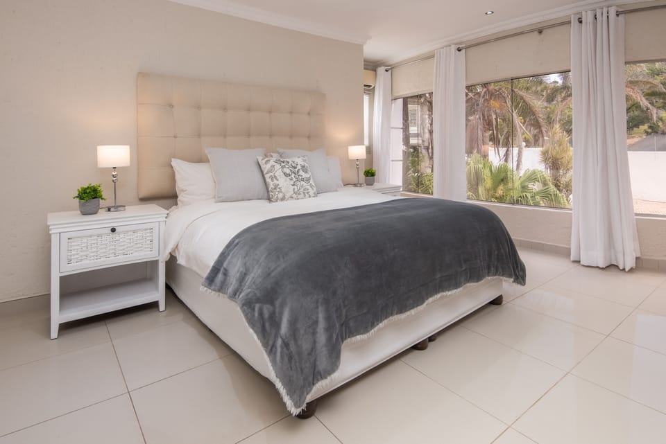Sunset Suite | Minibar (free items), in-room safe, blackout drapes, iron/ironing board